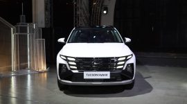 Tampilan depan Hyundai Tucson Hybrid yang mengusung desain modern dan teknologi elektrifikasi untuk mobilitas urban.