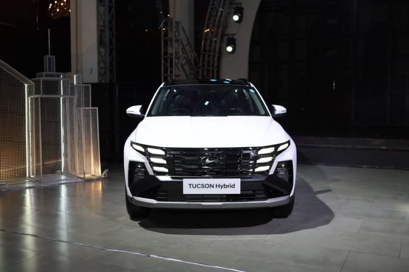 Tampilan depan Hyundai Tucson Hybrid yang mengusung desain modern dan teknologi elektrifikasi untuk mobilitas urban.