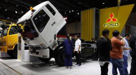 Truk Mitsubishi Fuso dipamerkan dengan kabin terbuka saat ajang GIICOMVEC 2026 di JIExpo Kemayoran, Jakarta, menampilkan teknologi dan komponen kendaraan komersial kepada pengunjung.