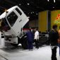 Truk Mitsubishi Fuso dipamerkan dengan kabin terbuka saat ajang GIICOMVEC 2026 di JIExpo Kemayoran, Jakarta, menampilkan teknologi dan komponen kendaraan komersial kepada pengunjung.