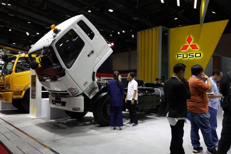 Truk Mitsubishi Fuso dipamerkan dengan kabin terbuka saat ajang GIICOMVEC 2026 di JIExpo Kemayoran, Jakarta, menampilkan teknologi dan komponen kendaraan komersial kepada pengunjung.