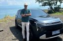 Pengguna The all-new Carens, Chidlir (42), berfoto bersama kendaraan miliknya saat perjalanan keluarga di kawasan pesisir Ciletuh, Sukabumi. Dalam dua bulan penggunaan, mobil ini telah menempuh lebih dari 2.000 kilometer di berbagai kondisi jalan.