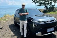 Pengguna The all-new Carens, Chidlir (42), berfoto bersama kendaraan miliknya saat perjalanan keluarga di kawasan pesisir Ciletuh, Sukabumi. Dalam dua bulan penggunaan, mobil ini telah menempuh lebih dari 2.000 kilometer di berbagai kondisi jalan.