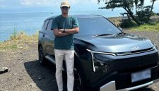Pengguna The all-new Carens, Chidlir (42), berfoto bersama kendaraan miliknya saat perjalanan keluarga di kawasan pesisir Ciletuh, Sukabumi. Dalam dua bulan penggunaan, mobil ini telah menempuh lebih dari 2.000 kilometer di berbagai kondisi jalan.