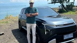 Pengguna The all-new Carens, Chidlir (42), berfoto bersama kendaraan miliknya saat perjalanan keluarga di kawasan pesisir Ciletuh, Sukabumi. Dalam dua bulan penggunaan, mobil ini telah menempuh lebih dari 2.000 kilometer di berbagai kondisi jalan.