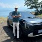 Pengguna The all-new Carens, Chidlir (42), berfoto bersama kendaraan miliknya saat perjalanan keluarga di kawasan pesisir Ciletuh, Sukabumi. Dalam dua bulan penggunaan, mobil ini telah menempuh lebih dari 2.000 kilometer di berbagai kondisi jalan.