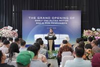 Constantinus Herlijoso, Sales and Channel Director Geely Auto Indonesia, saat memberikan sambutan pada peresmian Geely DPM BSD dan Pos Pengumben di Tangerang