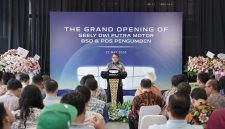 Constantinus Herlijoso, Sales and Channel Director Geely Auto Indonesia, saat memberikan sambutan pada peresmian Geely DPM BSD dan Pos Pengumben di Tangerang