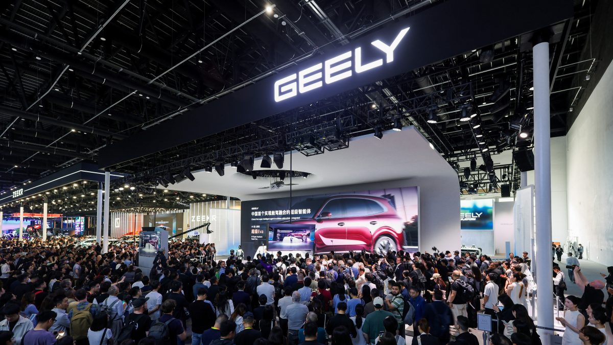 Inovasi Robotaxi Eva Cab ini menjadi bagian dari strategi Geely dalam mempercepat implementasi kendaraan otonom berbasis AI menuju komersialisasi pada 2027
