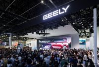 Inovasi Robotaxi Eva Cab ini menjadi bagian dari strategi Geely dalam mempercepat implementasi kendaraan otonom berbasis AI menuju komersialisasi pada 2027