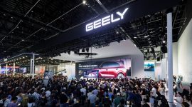 Inovasi Robotaxi Eva Cab ini menjadi bagian dari strategi Geely dalam mempercepat implementasi kendaraan otonom berbasis AI menuju komersialisasi pada 2027
