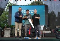 PT Hino Motors Sales Indonesia menyerahkan unit spesial anniversary Hino Bus 115 SDBL kepada PO Sima Perkasya dalam ajang Jamnas ke-15 Bismania Community di Balekota Tangerang. Bus pariwisata premium dengan bodi Grantour garapan Trijaya Union itu menjadi sorotan ribuan pecinta bus dari berbagai daerah di Indonesia..