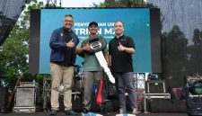 PT Hino Motors Sales Indonesia menyerahkan unit spesial anniversary Hino Bus 115 SDBL kepada PO Sima Perkasya dalam ajang Jamnas ke-15 Bismania Community di Balekota Tangerang. Bus pariwisata premium dengan bodi Grantour garapan Trijaya Union itu menjadi sorotan ribuan pecinta bus dari berbagai daerah di Indonesia..