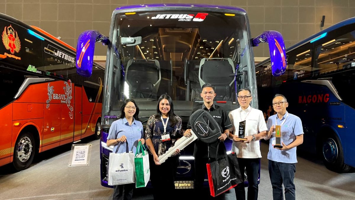 PT Hino Motors Sales Indonesia bersama Karoseri Adiputro melakukan seremoni penyerahan unit Hino Bus RM 280 ABS berbodi Jetbus 5 Single Glass kepada PO PHD Trans dalam ajang Busworld Southeast Asia 2026 di JIExpo Kemayoran, Jakarta.