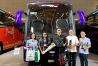 PT Hino Motors Sales Indonesia bersama Karoseri Adiputro melakukan seremoni penyerahan unit Hino Bus RM 280 ABS berbodi Jetbus 5 Single Glass kepada PO PHD Trans dalam ajang Busworld Southeast Asia 2026 di JIExpo Kemayoran, Jakarta.