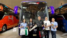 PT Hino Motors Sales Indonesia bersama Karoseri Adiputro melakukan seremoni penyerahan unit Hino Bus RM 280 ABS berbodi Jetbus 5 Single Glass kepada PO PHD Trans dalam ajang Busworld Southeast Asia 2026 di JIExpo Kemayoran, Jakarta.