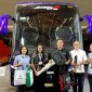 PT Hino Motors Sales Indonesia bersama Karoseri Adiputro melakukan seremoni penyerahan unit Hino Bus RM 280 ABS berbodi Jetbus 5 Single Glass kepada PO PHD Trans dalam ajang Busworld Southeast Asia 2026 di JIExpo Kemayoran, Jakarta.