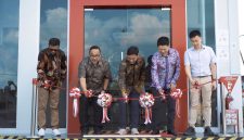 PT Hino Motors Sales Indonesia bersama PT Duta Cemerlang Motors meresmikan peningkatan layanan dealer menjadi fasilitas 3S di Sleman, Yogyakarta. Kehadiran dealer baru ini memperkuat layanan penjualan, servis, dan suku cadang guna mendukung operasional pelanggan kendaraan niaga Hino di wilayah DIY dan sekitarnya.