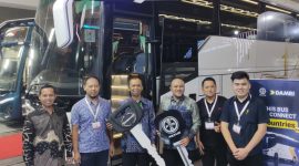 Hino Motors Sales Indonesia bersama Karoseri Piala Mas menyerahkan bus Hino RM 280 ABS kepada Perum DAMRI untuk mendukung layanan Trip 3 Negara Indonesia-Malaysia-Brunei.