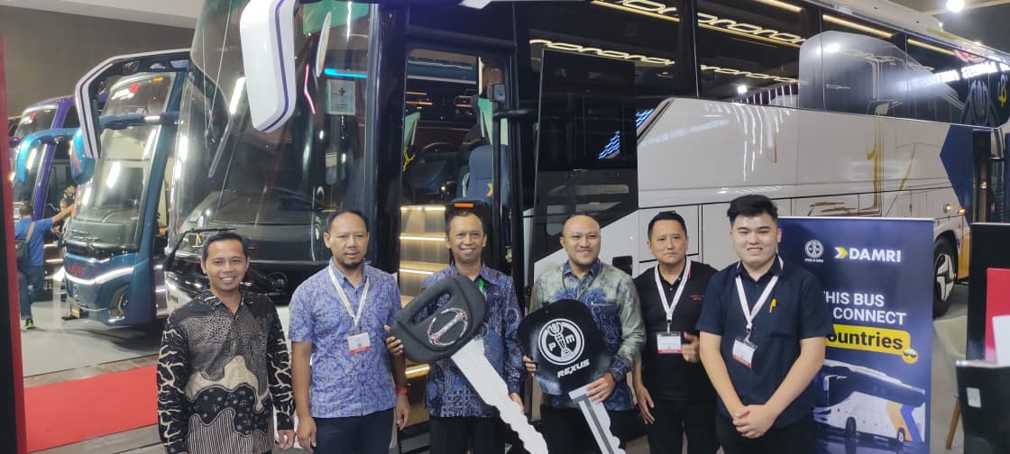 Hino Motors Sales Indonesia bersama Karoseri Piala Mas menyerahkan bus Hino RM 280 ABS kepada Perum DAMRI untuk mendukung layanan Trip 3 Negara Indonesia-Malaysia-Brunei.