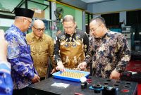 Perwakilan PT Astra Daihatsu Motor bersama jajaran pemerintah dan pendidikan meninjau fasilitas praktik Kelas Industri DOJO di SMK Islam 1 Blitar, Jawa Timur, sebagai bagian dari upaya peningkatan kompetensi siswa sesuai standar industri otomotif.