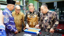 Perwakilan PT Astra Daihatsu Motor bersama jajaran pemerintah dan pendidikan meninjau fasilitas praktik Kelas Industri DOJO di SMK Islam 1 Blitar, Jawa Timur, sebagai bagian dari upaya peningkatan kompetensi siswa sesuai standar industri otomotif.