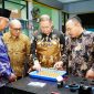 Perwakilan PT Astra Daihatsu Motor bersama jajaran pemerintah dan pendidikan meninjau fasilitas praktik Kelas Industri DOJO di SMK Islam 1 Blitar, Jawa Timur, sebagai bagian dari upaya peningkatan kompetensi siswa sesuai standar industri otomotif.