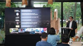 Perwakilan Kia memaparkan pencapaian global kendaraan listrik EV9 dalam acara media di Jakarta, Senin (4/5/2026).