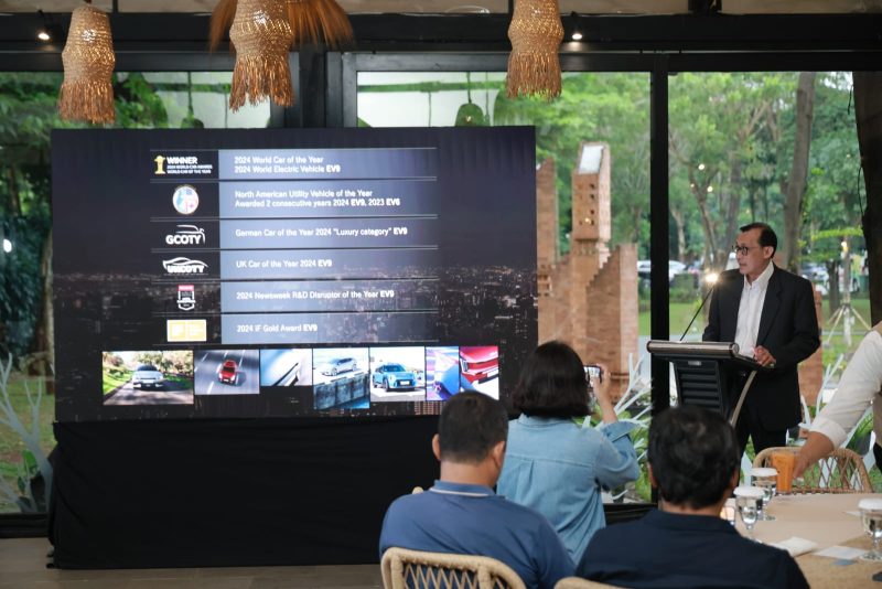 Perwakilan Kia memaparkan pencapaian global kendaraan listrik EV9 dalam acara media di Jakarta, Senin (4/5/2026).