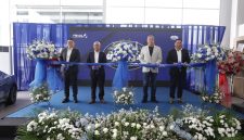 Peresmian dealer baru Ford di kawasan MT Haryono, Jakarta, ditandai dengan seremoni potong pita oleh jajaran manajemen RMA Indonesia bersama Auto Kencana Group.