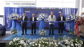 Peresmian dealer baru Ford di kawasan MT Haryono, Jakarta, ditandai dengan seremoni potong pita oleh jajaran manajemen RMA Indonesia bersama Auto Kencana Group.