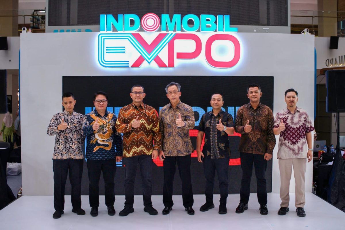 Jajaran manajemen Indomobil Group berfoto bersama saat pembukaan INDOMOBIL Expo Bandung 2026 di 23 Paskal Shopping Center, Sabtu (23/5/2026). Pameran bertema “EVperience” ini menghadirkan berbagai kendaraan listrik serta program promo menarik bagi masyarakat Bandung dan sekitarnya.