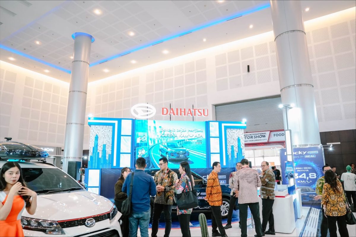 Keterangan Foto:
Booth Daihatsu ramai dikunjungi pengunjung saat gelaran Indonesia International Motor Show Surabaya 2026 di Grand City Convex, Surabaya, Selasa (26/5/2026). Daihatsu menghadirkan berbagai promo menarik, layanan trade-in, hingga fasilitas test drive Rocky Hybrid untuk memudahkan masyarakat memiliki mobil baru.