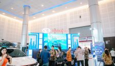 Keterangan Foto:
Booth Daihatsu ramai dikunjungi pengunjung saat gelaran Indonesia International Motor Show Surabaya 2026 di Grand City Convex, Surabaya, Selasa (26/5/2026). Daihatsu menghadirkan berbagai promo menarik, layanan trade-in, hingga fasilitas test drive Rocky Hybrid untuk memudahkan masyarakat memiliki mobil baru.