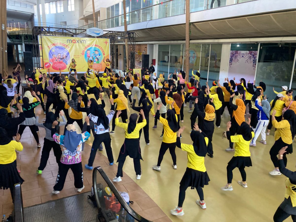 Ratusan peserta mengikuti kegiatan Zumba Akbar yang digelar Maxim Indonesia Bandung di Kiara Artha Park. Acara ini menjadi bagian dari kampanye gaya hidup sehat sekaligus ajang kebersamaan masyarakat dengan berbagai doorprize menarik.