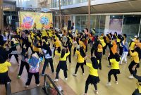 Ratusan peserta mengikuti kegiatan Zumba Akbar yang digelar Maxim Indonesia Bandung di Kiara Artha Park. Acara ini menjadi bagian dari kampanye gaya hidup sehat sekaligus ajang kebersamaan masyarakat dengan berbagai doorprize menarik.