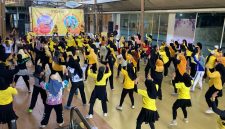 Ratusan peserta mengikuti kegiatan Zumba Akbar yang digelar Maxim Indonesia Bandung di Kiara Artha Park. Acara ini menjadi bagian dari kampanye gaya hidup sehat sekaligus ajang kebersamaan masyarakat dengan berbagai doorprize menarik.
