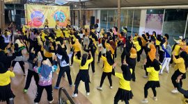 Ratusan peserta mengikuti kegiatan Zumba Akbar yang digelar Maxim Indonesia Bandung di Kiara Artha Park. Acara ini menjadi bagian dari kampanye gaya hidup sehat sekaligus ajang kebersamaan masyarakat dengan berbagai doorprize menarik.