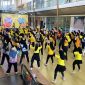 Ratusan peserta mengikuti kegiatan Zumba Akbar yang digelar Maxim Indonesia Bandung di Kiara Artha Park. Acara ini menjadi bagian dari kampanye gaya hidup sehat sekaligus ajang kebersamaan masyarakat dengan berbagai doorprize menarik.