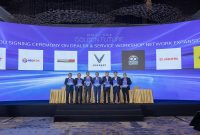 VinFast menandatangani kerja sama ekspansi jaringan dealer dan bengkel layanan global bersama sejumlah mitra internasional dalam ajang VinFast Global Business Conference 2026. Langkah ini menjadi bagian dari strategi memperkuat layanan purnajual dan infrastruktur kendaraan listrik di berbagai negara.