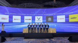 VinFast menandatangani kerja sama ekspansi jaringan dealer dan bengkel layanan global bersama sejumlah mitra internasional dalam ajang VinFast Global Business Conference 2026. Langkah ini menjadi bagian dari strategi memperkuat layanan purnajual dan infrastruktur kendaraan listrik di berbagai negara.