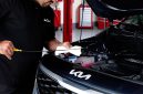 VP Operations Kia Sales Indonesia, Harry Yanto, menjelaskan komitmen Kia dalam memperkuat layanan aftersales melalui program Kia Total Care dengan gratis servis berkala dan garansi kendaraan hingga 8 tahun untuk lini elektrifikasi.
