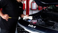 VP Operations Kia Sales Indonesia, Harry Yanto, menjelaskan komitmen Kia dalam memperkuat layanan aftersales melalui program Kia Total Care dengan gratis servis berkala dan garansi kendaraan hingga 8 tahun untuk lini elektrifikasi.