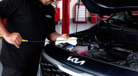 VP Operations Kia Sales Indonesia, Harry Yanto, menjelaskan komitmen Kia dalam memperkuat layanan aftersales melalui program Kia Total Care dengan gratis servis berkala dan garansi kendaraan hingga 8 tahun untuk lini elektrifikasi.