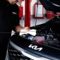 VP Operations Kia Sales Indonesia, Harry Yanto, menjelaskan komitmen Kia dalam memperkuat layanan aftersales melalui program Kia Total Care dengan gratis servis berkala dan garansi kendaraan hingga 8 tahun untuk lini elektrifikasi.