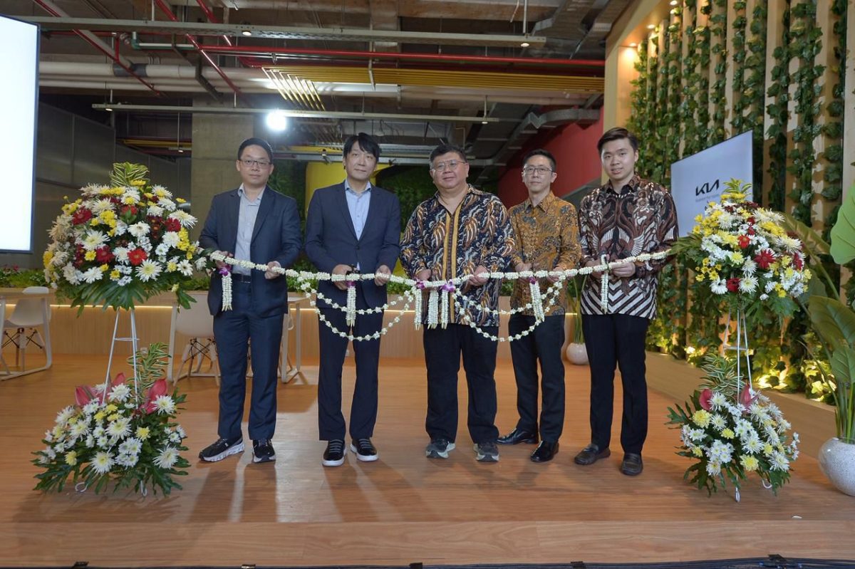 Peresmian dealer Kia Spazio Tower di Surabaya Barat oleh jajaran manajemen Kia Sales Indonesia dan Kia Azimut Group, Selasa (12/5/2026). Kehadiran dealer baru ini memperkuat jaringan layanan serta ownership experience Kia bagi konsumen di Jawa Timur.