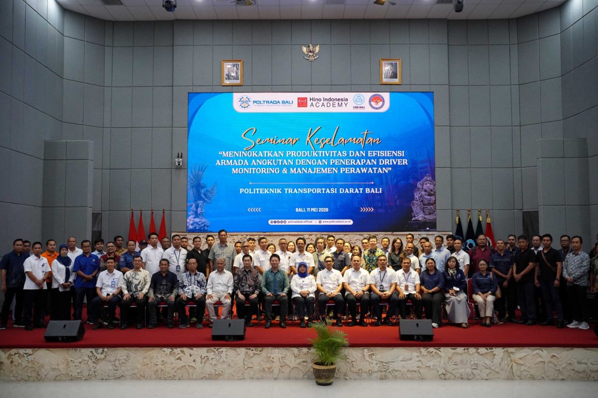 Perwakilan Hino Motors Sales Indonesia bersama POLTRADA Bali, KNKT, dan PT Cahaya Surya Bali Indah saat menggelar seminar keselamatan transportasi di Kampus POLTRADA Bali, Tabanan. Seminar membahas driver monitoring dan manajemen perawatan kendaraan guna meningkatkan efisiensi serta keselamatan armada niaga.