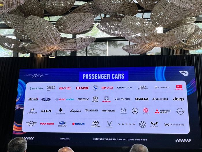Deretan merek otomotif peserta dipamerkan dalam konferensi pers GIIAS 2026 di Jakarta, Selasa (26/5/2026). Ajang otomotif tahunan tersebut akan digelar di ICE BSD City pada 30 Juli hingga 9 Agustus 2026 dengan menghadirkan lebih dari 60 merek kendaraan.