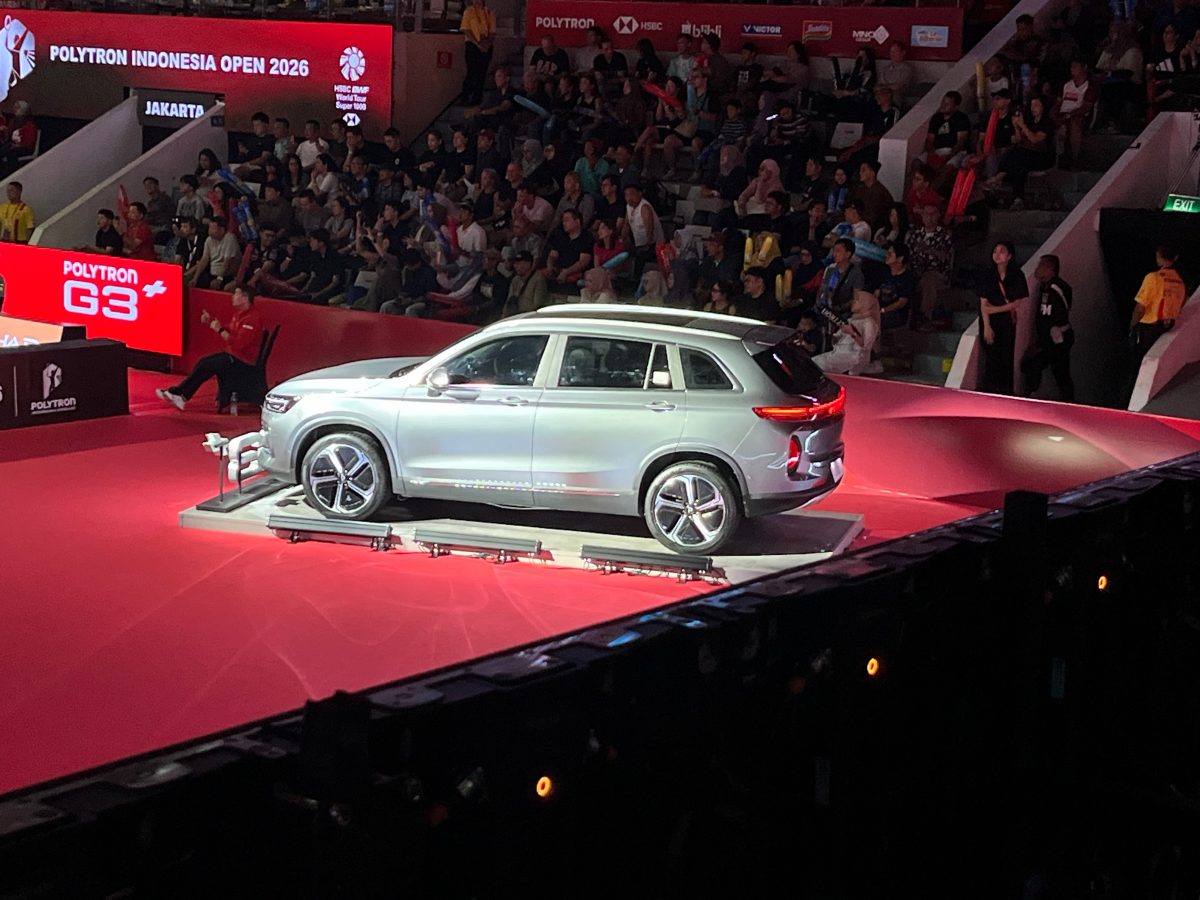 Keterangan Foto:
Unit Polytron G3+ Series dipamerkan di tengah arena Istora Gelora Bung Karno, Senayan, Jakarta, saat berlangsungnya Polytron Indonesia Open 2026. Kehadiran mobil listrik ini menarik perhatian penonton sekaligus menegaskan peran Polytron sebagai Official EV Partner dalam ajang bulu tangkis kelas dunia tersebut.