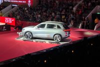 Keterangan Foto:
Unit Polytron G3+ Series dipamerkan di tengah arena Istora Gelora Bung Karno, Senayan, Jakarta, saat berlangsungnya Polytron Indonesia Open 2026. Kehadiran mobil listrik ini menarik perhatian penonton sekaligus menegaskan peran Polytron sebagai Official EV Partner dalam ajang bulu tangkis kelas dunia tersebut.